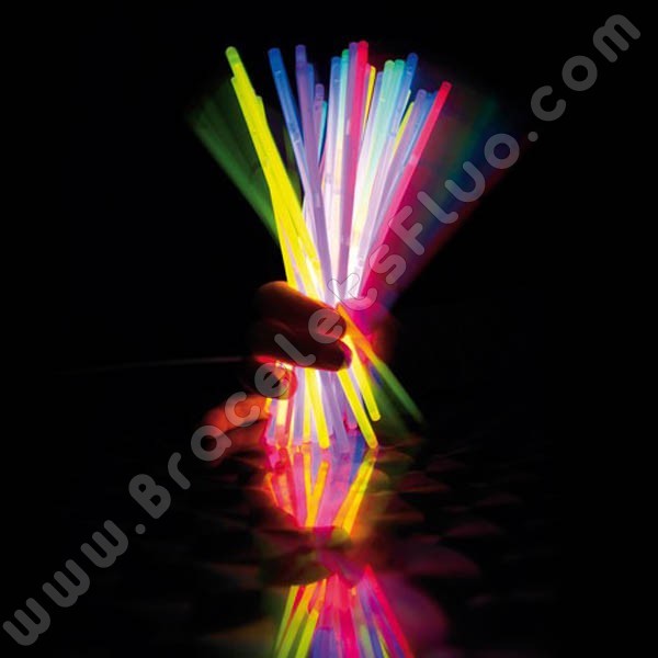 Braccialetti fluorescenti fosforescenti che si illuminano al buio